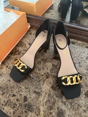 NWT UNISA Black Block Heel Sandals with Gold Chain Accent